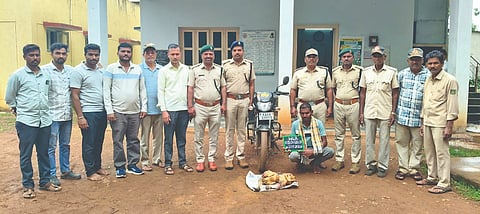 ನವಿಲು ಬೇಟೆಯಾಡಿದ (Peacock hunter) ಆರೋಪಿ ವಶಕ್ಕೆ ಪಡೆದ ಅರಣ್ಯ ಇಲಾಖೆ ತಂಡ.