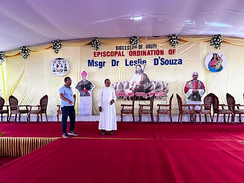 ಉಡುಪಿ ಧರ್ಮಪ್ರಾಂತ್ಯದ ಪ್ರೇಷಿತ ಆಡಳಿತಾಧಿಕಾರಿ ಬಿಷಪ್​ ಡಾ. ಜೆರಾಲ್ಡ್​ ಐಸಾಕ್​ ಲೋಬೊ ಅವರು ಪ್ರಧಾನ ವೇದಿಕೆಯ ಅಂತಿಮ ಸಿದ್ಧತೆ ಪರಿಶೀಲಿಸಿದರು.