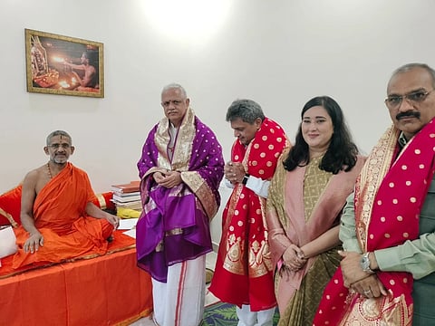 ನವದೆಹಲಿಯಲ್ಲಿ ಚಾತುರ್ಮಾಸ್ಯ ನಿರತ ಉಡುಪಿಯ ಪೇಜಾವರ ಮಠದ ವಿಶ್ವಪ್ರಸನ್ನ ಶ್ರೀಗಳಿಂದ ಬಿ.ಎಲ್​. ಸಂತೋಷ್​, ಬಾನ್ಸುರಿ ಸ್ವರಾಜ್​, ಅನಿಲ್​ ಶಮಾರ್, ರಾಜ್​ಬಬ್ಬರ್​ ಅವರು ಅನುಗ್ರಹ ಮಂತ್ರಾಕ್ಷತೆ ಸ್ವೀಕರಿಸಿದರು.