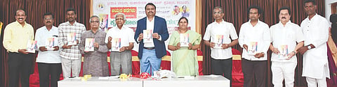 ಕಲಬುರಗಿಯ ಖಾಸಗಿ ಹೋಟೆಲ್​ ಸಭಾಂಗಣದಲ್ಲಿ ಬುಧವಾರ ಆಯೋಜಿಸಿದ್ದ ಕಾರ್ಯಕ್ರಮದಲ್ಲಿ  ದಿ.ಮಹಾದೇವಪ್ಪ ಕಡೇಚೂರ್​ ಅವರ ಅಯ್ಯನ ಕಥೆಗಳು ಸಣ್ಣ ಕಥಾ ಸಂಕಲನವನ್ನು ಡಾ.ಸತೀಶಕುಮಾರ ಹೊಸಮನಿ ಬಿಡುಗಡೆ ಮಾಡಿದರು. ಡಾ.ಸ್ವಾಮಿರಾವ ಕುಲಕರ್ಣಿ, ಡಾ.ಪಿ.ಎಸ್​.ಶಂಕರ್​, ವೆಂಕಟೇಶ ಕಡೇಚೂರ್​, ಡಾ.ಗವಿಸಿದ್ದಪ್ಪ ಪಾಟೀಲ್​, ಮಹಾದೇವಯ್ಯ ಕರದಳ್ಳಿ, ಡಾ.ಸದಾನಂದ ಪೆರ್ಲ, ಡಾ.ಹನುಮಂತರಾವ್​ ದೊಡ್ಡಮನಿ ಇತರರಿದ್ದರು.