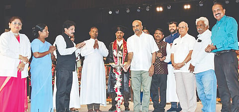 ಕಲಬುರಗಿಯ ಡಾ.ಎಸ್​.ಎಂ.ಪಂಡಿತ್​ ರಂಗಮಂದಿರದಲ್ಲಿ ಡಿವೈನ್​ ಇನ್ಸ್​ಟಿಟ್ಯೂಟ್​ ಆಫ್​ ನರ್ಸಿಂಗ್​ ಸಂಸ್ಥೆ ಇತ್ತೀಚಿಗೆ ಆಯೋಜಿಸಿದ್ದ ಪದವಿ ಪ್ರದಾನ ಕಾರ್ಯಕ್ರಮದಲ್ಲಿ ಕೆಕೆಆರ್​ಟಿಸಿ ಅಧ್ಯಕ್ಷ ಅರುಣಕುಮಾರ ಪಾಟೀಲ್​ ದೀಪ ಬೆಳಗಿಸಿದರು. ಮಡಿವಾಳಪ್ಪ ನಾಗರಹಳ್ಳಿ, ಡಾ. ಸದಾನಂದ ಪೆರ್ಲ, ತೃಪ್ತಿ ಲಾಖೆ, ವಸಂತ ಪ್ರತಿಪಥಿ, ಫಾ.ರಾರ್ಬಟ್​ ರಾಡ್ರಿಗಸ್​, ಫಾ.ಪ್ರವಿಣ್​, ಫಾ.ರೊನಾಲ್ಡ್​, ರವೀಂದ್ರ ಶಾಬಾದಿ, ಸಂಧ್ಯಾರಾಜ್​ ಇತರರಿದ್ದರು.