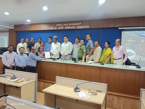 ಉಡುಪಿಯ ಜಿಪಂ ಕಚೇರಿಯ ಸಭಾಂಗಣದಲ್ಲಿ ಆಯ್ದ ಗ್ರಾಪಂಗಳ ನಿವೇಶನ ಪಟ್ಟಿಯನ್ನು ಭಾರತ್​ ಪೆಟ್ರೋಲಿಯಂನ ಅಧಿಕಾರಿ ವಿಪಿನ್​ ದಾಸ್​ ವಂಶ್ವಾಲ್​ಗೆ ಕೋಟ ಶ್ರೀನಿವಾಸ ಪೂಜಾರಿ ಹಸ್ತಾಂತರಿಸಿದರು. ಪ್ರತಿಕ್​ ಬಾಯಲ್​, ಜೇಮ್ಸ್​ ಡಿಸಿಲ್ವಾ, ಪ್ರಶಾಂತ್​ ಎಂ.ಎನ್​., ವಿಜಯಾ ಇತರರಿದ್ದರು.