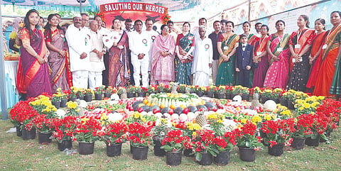 ಕಲಬುರಗಿ ಶರಣಬಸವೇಶ್ವರ ಅಪ್ಪನ ಕೆರೆ ಬಳಿ ಭಾನುವಾರ ಆಯೋಜಿಸಿದ್ದ ಫಲ-ಪುಷ್ಪ ಪ್ರದರ್ಶನದಲ್ಲಿ ವಿಧಾನ ಪರಿಷತ್ ಸದಸ್ಯ ಜಗದೇವ ಗುತ್ತೇದಾರ್, ಜಿಲ್ಲಾಧಿಕಾರಿ ಬಿ.ಫೌಜಿಯಾ ತರನ್ನುಮ್, ಸಿಇಒ ಭಂವರ್‌ಸಿAಗ್ ಮೀನಾ, ತೋಟಗಾರಿಕೆ ಉಪನಿರ್ದೇಶಕ ಸಂತೋಷ ಇನಾಮದಾರ್, ಹಿರಿಯ ವಿಜ್ಞಾನಿ ಡಾ.ರಾಜು ತೆಗ್ಗೆಳ್ಳಿ, ರೈತ ಲಚ್ಚಪ್ಪ ಜಮಾದಾರ್ ಇತರರಿದ್ದರು.
