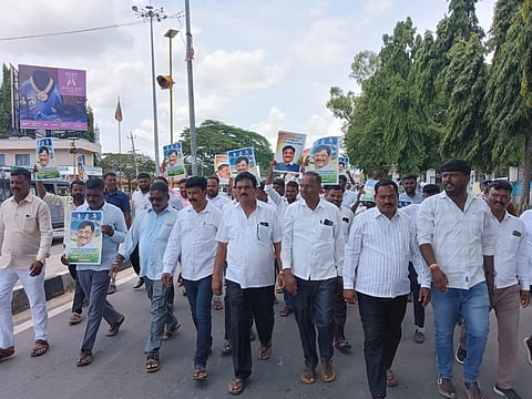   ಗುಂಡ್ಲುಪೇಟೆಯಲ್ಲಿ ಡಾ.ಎಚ್.ಸಿ.ಮಹದೇವಪ್ಪ ಅಭಿಮಾನಿಗಳು ಪ್ರತಿಭಟನಾ ಮೆರವಣಿಗೆ ನಡೆಸಿದರು. ಮುಖಂಡರಾದ ಹೊರೆಯಾಲ ಕರಿಯಯ್ಯ , ಕಬ್ಬಳ್ಳಿ ನಂಜುಂಡಸ್ವಾಮಿ, ರಾಘವಾಪುರ ಮಹೇಶ್, ಪುರಸಭಾ ಮಾಜಿ ಸದಸ್ಯ ಮಲ್ಲರಾಜು ಇದ್ದರು. 
