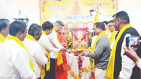 ಸಿದ್ದಾಪುರದಲ್ಲಿ ಶುಕ್ರವಾರ ಹಮ್ಮಿಕೊಂಡಿದ್ದ ಶ್ರೀ ನಾರಾಯಣ ಗುರುಗಳ 172ನೇ ಜಯಂತಿ ಕಾರ್ಯಕ್ರಮ ಉದ್ಘಾಟನೆ ಸಂದರ್ಭ ಅರಮೇರಿ ಕಳಂಚೇರಿ ಮಠದ ಶ್ರೀಶಾಂತ ಮಲ್ಲಿಕಾರ್ಜುನ ಸ್ವಾಮೀಜಿ, ವಿರಾಜಪೇಟೆ ಶಾಸಕ  ಎ.ಎಸ್. ಪೊನ್ನಣ್ಣ, ವಿಧಾನಸಭೆ ಮಾಜಿ ಸಭಾಧ್ಯಕ್ಷ ಕೆ.ಜಿ. ಬೋಪಯ್ಯ, ಎಸ್‌ಎನ್‌ಡಿಪಿ ಕೊಡಗು ಯೂನಿಯನ್ ಅಧ್ಯಕ್ಷ ವಿ.ಕೆ. ಲೋಕೇಶ್ ಇತರರು ಇದ್ದರು. 