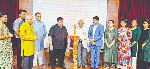       ಸುತ್ತೂರಿನಲ್ಲಿ ಶಿವರಾತ್ರೀಶ್ವರ ಧಾರ್ಮಿಕ ದತ್ತಿ ಹಾಗೂ ಜೆಎಸ್‌ಎಸ್ ಮಹಾವಿದ್ಯಾಪೀಠಗಳ ಸಂಯುಕ್ತ ಆಶ್ರಯದಲ್ಲಿ ಹಮ್ಮಿಕೊಂಡಿದ್ದ ವೈದ್ಯಕೀಯ-ಸ್ನಾತ್ತಕೋತ್ತರ ವಿದ್ಯಾರ್ಥಿಗಳು ಹಾಗೂ ದಂತವೈದ್ಯ-ಹೌಸ್ ಸರ್ಜನ್‌ಗಳ ಶಿಬಿರವನ್ನು ಡಾ. ಸಿ.ಡಿ. ಶ್ರೀನಿವಾಸಮೂರ್ತಿ ಉದ್ಘಾಟಿಸಿದರು. ಡಾ. ಬಿ. ಸುರೇಶ್, ಡಾ. ಪಿ.ಕೆ.ಎಂ. ಪ್ರಶಾಂತ್, ಡಾ. ಬಿ. ನಾಗಶ್ರೀ, ಡಾ. ಪಿ. ಅಶೋಕ, ಡಾ. ಪಿ.ಕೆ. ಅಂಬಿಕಾತನಯ, ಡಾ. ಪುರುಷೋತ್ತಮ ಶಾಸ್ತ್ರಿ ಇದ್ದರು. 