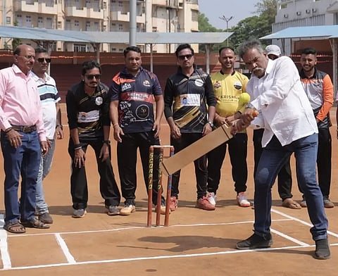 hpva cricket ಹುಬ್ಬಳ್ಳಿಯ ನೆಹರು ಮೈದಾನದಲ್ಲಿ ಏರ್ಪಡಿಸಿರುವ ಎಚ್​ಪಿವಿಎ ಕ್ರಿಕೆಟ್​ ಪಂದ್ಯಾವಳಿಗೆ ಸ್ವರ್ಣ ಸಮೂಹ ಸಂಸ್ಥೆಯ ಎಂಡಿ ಡಾ. ವಿ.ಎಸ್​.ವಿ. ಪ್ರಸಾದ ಚಾಲನೆ ನೀಡಿದರು. ಕಿರಣ ಬಾಕಳೆ, ದಿನೇಶ್​ ದಾಬಡೆ, ಇಂದೂಧರ ಸಾಲಿ, ಇತರರು ಇದ್ದರು.