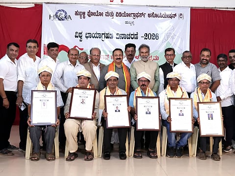 poor ಹುಬ್ಬಳ್ಳಿ ಫೋಟೊ ಹಾಗೂ ವಿಡಿಯೋಗ್ರಾಫರ್ ಸಂಘದ ವತಿಯಿಂದ ಹುಬ್ಬಳ್ಳಿಯಲ್ಲಿ ಆಯೋಜಿಸಿದ್ದ ವಿಶ್ವ ಛಾಯಾಗ್ರಹಣ ದಿನಾಚರಣೆ ಕಾರ್ಯಕ್ರಮದಲ್ಲಿ ಹಿರಿಯ ಛಾಯಾಗ್ರಾಹಕರನ್ನು ಸನ್ಮಾನಿಸಲಾಯಿತು.