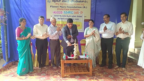 ಉಡುಪಿಯ ಕಲ್ಯಾಣಪುರದಲ್ಲಿ ಆಯೋಜಿಸಿದ್ದ ವಿದ್ಯಾರ್ಥಿಗಳ ಅಭಿನಂದನಾ ಸಮಾರಂಭವನ್ನು ನ್ಯಾ. ನಿತಿನ್​ ಯಶವಂತ ರಾವ್​ ಉದ್ಘಾಟಿಸಿದರು. ಬಿ.ಕೆ. ನಾರಾಯಣ, ಡಾ.ವಿನ್ಸೆಂಟ್​ ಆಳ್ವಾ, ರಾಮಚಂದ್ರ ಉಪಾಧ್ಯಾಯ, ವಿಶು ಶೆಟ್ಟಿ ಅಂಬಲಪಾಡಿ, ದೀಪ್ತಿ ಸುವರ್ಣ, ಹರೀಶ್​ ಕೋಟ್ಯಾನ್​, ರೋಸ್ಲಿನ್​ ಕ್ರಾಸ್ತಾ ಇದ್ದರು.