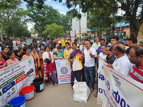 ಮಂಡ್ಯ ನಗರದ ಎಪಿಎಂಸಿ ಮಾರುಕಟ್ಟೆಯಲ್ಲಿ ಬಟ್ಟೆ ಬ್ಯಾಗ್ ವಿತರಿಸಿ ಪ್ಲಾಸ್ಟಿಕ್ ಬಳಕೆಯ ದುಷ್ಪರಿಣಾಮಗಳ ಕುರಿತು ಜಾಗೃತಿ ಮೂಡಿಸಲಾಯಿತು.