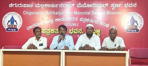 plumbers ಸುದ್ದಿಗೋಷ್ಠಿಯಲ್ಲಿ ಮಾಹಿತಿ ನೀಡಿದ ಸಂಘದ ಗೌರವ ಅಧ್ಯಕ್ಷ ಡಾ. ಎಂ.ಆರ್. ಪಾಟೀಲ. 