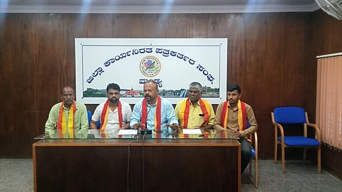 ಮಂಡ್ಯದಲ್ಲಿ ಆಯೋಜಿಸಿದ್ದ ಸುದ್ದಿಗೋಷ್ಠಿಯಲ್ಲಿ ಕನ್ನಡಪರ ಸಂಘಟನೆಗಳ ಒಕ್ಕೂಟದ ಅಧ್ಯಕ್ಷ ಎಂ.ಬಿ.ನಾಗಣ್ಣಗೌಡ ಮಾತನಾಡಿದರು. 
