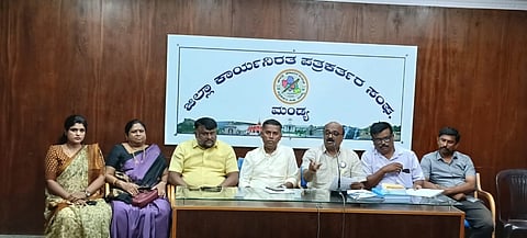  ಮಂಡ್ಯದಲ್ಲಿ ಆಯೋಜಿಸಿದ್ದ ಸುದ್ದಿಗೋಷ್ಠಿಯಲ್ಲಿ ಗ್ರಾ.ಪಂ ಸದಸ್ಯರ ಮಹಾ ಒಕ್ಕೂಟದ ರಾಜ್ಯಾಧ್ಯಕ್ಷ ಕಾಡಶೆಟ್ಟಿಹಳ್ಳಿ ಸತೀಶ್ ಮಾತನಾಡಿದರು.