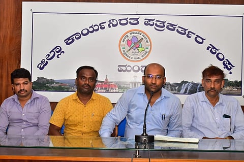 ಮಂಡ್ಯದಲ್ಲಿ ಆಯೋಜಿಸಿದ್ದ ಸುದ್ದಿಗೋಷ್ಠಿಯಲ್ಲಿ ಕೇಂದ್ರದ ಪ್ರಾಂಶುಪಾಲ ಡಾ.ಕೆ.ಮದನ್ ಮಾತನಾಡಿದರು.