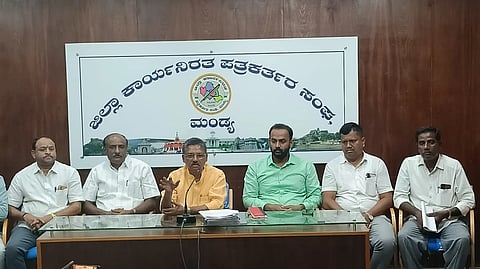 ಮಂಡ್ಯದಲ್ಲಿ ಆಯೋಜಿಸಿದ್ದ ಸುದ್ದಿಗೋಷ್ಠಿಯಲ್ಲಿ ಲೋಕಸಭೆ ಮಾಜಿ ಸದಸ್ಯ ವಿ.ಎಸ್.ಉಗ್ರಪ್ಪ ಮಾತನಾಡಿದರು.