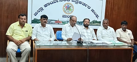  ಮಂಡ್ಯದಲ್ಲಿ ಆಯೋಜಿಸಿದ್ದ ಸುದ್ದಿಗೋಷ್ಠಿಯಲ್ಲಿ ಮಾಜಿ ಶಾಸಕ ಡಾ.ಕೆ.ಅನ್ನದಾನಿ ಮಾತನಾಡಿದರು.