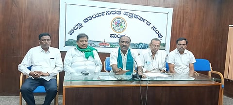  ಮಂಡ್ಯ ನಗರದಲ್ಲಿ ಆಯೋಜಿಸಿದ್ದ ಸುದ್ದಿಗೋಷ್ಠಿಯಲ್ಲಿ ಮೈಶುಗರ್  ಅಧ್ಯಕ್ಷ ಸಿ.ಡಿ.ಗಂಗಾಧರ ಮಾತನಾಡಿದರು.