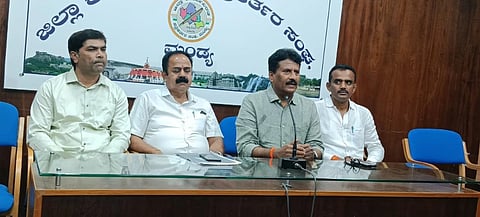  ಮಂಡ್ಯದಲ್ಲಿ ಆಯೋಜಿಸಿದ್ದ ಸುದ್ದಿಗೋಷ್ಠಿಯಲ್ಲಿ ಮಾಜಿ ಶಾಸಕ ಸುರೇಶ್ ಗೌಡ ಮಾತನಾಡಿದರು.