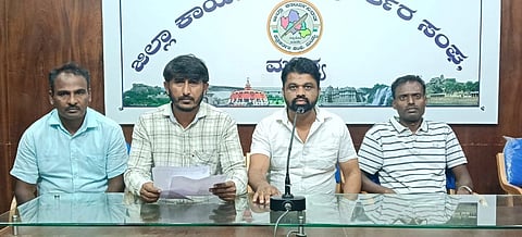 ಮಂಡ್ಯದಲ್ಲಿ ಆಯೋಜಿಸಿದ್ದ ಸುದ್ದಿಗೋಷ್ಠಿಯಲ್ಲಿ ನಾನ್ ಯುಜಿಸಿ ಅತಿಥಿ ಉಪನ್ಯಾಸಕರ ಹೋರಾಟ ಸಮಿತಿ ಅಧ್ಯಕ್ಷ ಎನ್.ರಾಜೇಂದ್ರಸಿಂಗ್ ಬಾಬು ಮಾತನಾಡಿದರು.