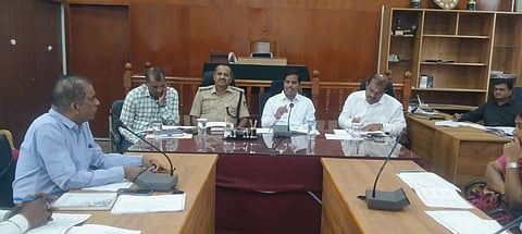 ಮಂಡ್ಯದಲ್ಲಿ ಜಿಲ್ಲಾಧಿಕಾರಿ ಡಾ.ಕುಮಾರ ಅಧ್ಯಕ್ಷತೆಯಲ್ಲಿ ಪರಿಶಿಷ್ಟ ಜಾತಿ ಹಾಗೂ ಪರಿಶಿಷ್ಟ ಪಂಗಡಗಳ ಮೇಲಿನ ದೌರ್ಜನ್ಯ ತಡೆ, ಕಲ್ಯಾಣ ಕಾರ್ಯಕ್ರಮಗಳ ಅನುಷ್ಠಾನ ಸಂಬಂಧ ಸಭೆ ಆಯೋಜಿಸಲಾಗಿತ್ತು.