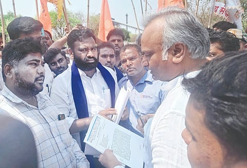 ಚಿಂಚೋಳಿ ತಾಲೂಕು ಪೋಲಕಪಳ್ಳಿ ಗ್ರಾಮ ಪಂಚಾಯಿತಿ ವ್ಯಾಪ್ತಿಯಲ್ಲಿ ಮ್ಯಾಟ್ರಿಕ್ಸ್ ಆಗ್ರೋ ಪ್ರೆÊವೇಟ್ ಲಿಮಿಟೆಡ್ ಕಂಪನಿ ಏಕಾಏಕಿ ಬಂದ್ ಮಾಡಿದ ಹಿನ್ನೆಲೆಯಲ್ಲಿ ಕಾರ್ಮಿಕರು ಜಿಲ್ಲಾ ಉಸ್ತುವಾರಿ ಸಚಿವ ಪ್ರಿಯಾಂಕ ಖರ್ಗೆಯವರಿಗೆ ಶನಿವಾರ ಮನವಿ ಸಲ್ಲಿಸಿ, ಸೂಕ್ತ ಸ್ಪಂದನೆಗೆ ಮನವಿ ಮಾಡಿದರು. ಮಾರುತಿ ಗಂಜಗಿರಿ, ಕಾರ್ಮಿಕ ಮುಖಂಡರಾದ ವೀರೇಶ ತಾಂಡೂರ, ಹಣಮಂತ ಗೌರಿ, ಸೈಯದ್ ಶಕೀಲ್, ಆನಂದ ಚಿಂಚೋಳಿಕರ್, ಪ್ರಲ್ಹಾದ ಭೋವಿ, ರಾಘವೇಂದ್ರ ಚಾಂಗಲೇರಾ, ಮಾಹಂತೇಶ್ ಇತರರಿದ್ದರು.