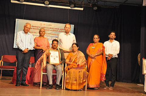 ಉಡುಪಿಯಲ್ಲಿ ಡಾ. ಬಿ. ಶಿವರಾಮ್​ ಶೆಟ್ಟಿ ಅವರಿಗೆ ಪೊಳಲಿ ಶೀನಪ್ಪ ಹೆಗ್ಡೆ ಮತ್ತು ಎಸ್​.ಆರ್​ ಹೆಗ್ಗಡೆ ಜಂಟಿ ಪ್ರಶಸ್ತಿ ನೀಡಲಾಯಿತು. ಪ್ರೊ. ಬಿ.ಎ. ವಿವೇಕ್​ ರೈ, ಪ್ರೊ. ಚೇತನ್​ ಮುಂಡಾಜೆ, ಪ್ರೊ. ಡಾ. ಗಾಯತ್ರಿ ಜಿ. ಪೈ, ಡಾ. ಬಿ. ಜಗದೀಶ್​ ಶೆಟ್ಟಿ, ಡಾ. ಇಂದಿರಾ ಹೆಗ್ಡೆ ಇದ್ದರು.