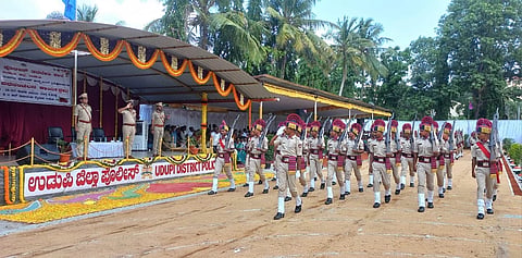 ಉಡುಪಿ ಡಿಎಆರ್​ ಮೈದಾನದಲ್ಲಿ ಆಯೋಜಿಸಿದ್ದ ಪೊಲೀಸ್​ ನಿರ್ಗಮನ ಪಥಸಂಚಲನದಲ್ಲಿ ಪಶ್ಚಿಮ ವಲಯ ಐಜಿಪಿ ಅಮಿತ್​ ಸಿಂಗ್​ ಗೌರವ ರಕ್ಷೆ ಪಡೆದರು. ಹರಿರಾಮ್​ ಶಂಕರ್​, ಸುಧಾಕರ್​ ನಾಯ್ಕ್​ ಇದ್ದರು.