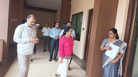 ಉಡುಪಿಯಲ್ಲಿ ನಡೆದ ಪೊಲೀಸ್​ ಕಾನ್​ಸ್ಟೇಬಲ್​ (ಸಿವಿಲ್​) ಹುದ್ದೆಗಳ ನೇರ ನೇಮಕಾತಿಯ ಲಿಖಿತ ಪರೀಕ್ಷಾ ಕೇಂದ್ರಗಳಿಗೆ ಭೇಟಿ ನೀಡಿ ಭದ್ರತೆ ಹಾಗೂ ವ್ಯವಸ್ಥೆ ಪರಿಶೀಲಿಸಿದ ಜಿಲ್ಲಾಧಿಕಾರಿ ಸ್ವರೂಪಾ ಟಿ.ಕೆ.