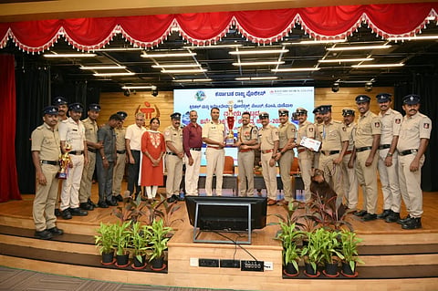 ಉಡುಪಿಯಲ್ಲಿ ನಡೆದ ಪಶ್ಚಿಮ ವಲಯ ಪೊಲೀಸ್​ ಕರ್ತವ್ಯ ಕೂಟದಲ್ಲಿ ಉಡುಪಿ ಜಿಲ್ಲಾ ಪೊಲೀಸ್​ ಇಲಾಖೆಗೆ ಐಜಿಪಿ ಚೇತನ್​ ಆರ್​. ನೀಡಿದ 'ಸರ್ವಾಂಗೀಣ' ಪ್ರಶಸ್ತಿಯನ್ನು ಎಸ್​ಪಿ ಹರಿರಾಂ ಶಂಕರ್​ ಸ್ವೀಕರಿಸಿದರು. ವಿವಿಧ ಅಧಿಕಾರಿಗಳು ಇದ್ದರು.