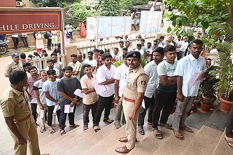  police constable exam ಪೊಲೀಸ್ ಕಾನ್‌ಸ್ಟೆಬಲ್ ಹುದ್ದೆಯ ಪರೀಕ್ಷೆ ವೇಳೆ ಪೊಲೀಸರು, ಅಭ್ಯರ್ಥಿಗಳನ್ನು ತಪಾಸಿಸಿದರು.