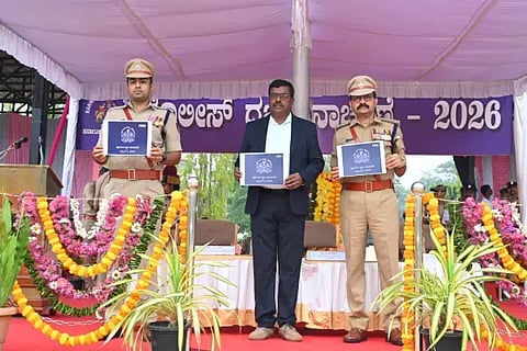 ಶಿವಮೊಗ್ಗದ ಜಿಲ್ಲಾ ಪೊಲೀಸ್ ಕವಾಯತು ಮೈದಾನದಲ್ಲಿ ಪೂರ್ವ ಸಂಚಾರ ಪೊಲೀಸ್ ಠಾಣೆ ನಿವೃತ್ತ ಎಎಸ್‌ಐ ರಾಜಕುಮಾರ ಅವರು ಪೊಲೀಸ್ ಧ್ವಜವನ್ನು ಬಿಡುಗಡೆಗೊಳಿಸಿದರು. ಬಿ.ನಿಖಿಲ್, ಎ.ಜಿ.ಕಾರಿಯಪ್ಪ ಇದ್ದರು.