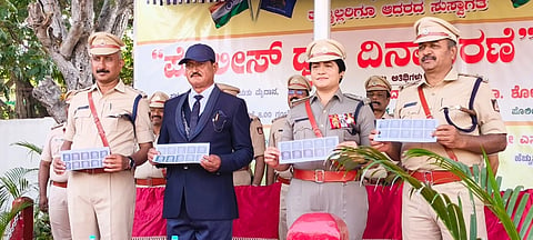 ಮಂಡ್ಯ ನಗರದಲ್ಲಿ ಡಿ.ಎ.ಆರ್ ಕವಾಯತು ಮೈದಾನದಲ್ಲಿ ಪೊಲೀಸ್ ಧ್ವಜ ದಿನವನ್ನು ಆಚರಿಸಲಾಯಿತು.