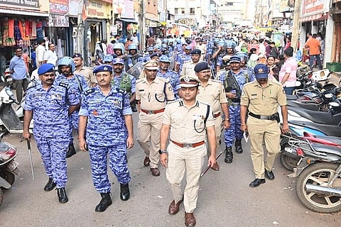 police parade ಗಣೇಶೋತ್ಸವ ಹಿನ್ನೆಲೆಯಲ್ಲಿ ಹು-ಧಾ ಪೊಲೀಸ್ ಆಯುಕ್ತಾಲಯದಿಂದ ಹುಬ್ಬಳ್ಳಿಯಲ್ಲಿ ಭಾನುವಾರ ಪಥ ಸಂಚಲನ ನಡೆಯಿತು.