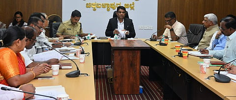 ಜಿಲ್ಲಾಧಿಕಾರಿಗಳ ನೇತೃತ್ವದಲ್ಲಿ ಅಧಿಕಾರಿಗಳ ಸಭೆ