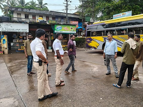 ಬಾಗಿಲು ಅಳವಡಿಸದ ಖಾಸಗಿ ಬಸ್​ಗಳ ವಿರುದ್ಧ ಉಡುಪಿ ಜಿಲ್ಲಾ ಪೊಲೀಸ್​ ಹಾಗೂ ಆರ್​ಟಿಒ ಇಲಾಖೆ ಸಿಬ್ಬಂದಿ ಜಂಟಿ ಕಾರ್ಯಾಚರಣೆ ನಡೆಸಿರುವುದು.