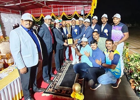 ತುಮಕೂರಿನಲ್ಲಿ ನಡೆದ ಜಿಲ್ಲಾ ಪೊಲೀಸ್​ ವಾರ್ಷಿಕ ಕ್ರೀಡಾಕೂಟದಲ್ಲಿ ಪುರಷರ ವಿಭಾಗದಲ್ಲಿ ಜಿಲ್ಲಾ ಸಶಸ ಮೀಸಲು ಪಡೆ ಸಮಗ್ರ ಪ್ರಶಸ್ತಿ ಮುಡಿಗೇರಿಸಿಕೊಂಡಿತು. ಲಾಭೂರಾಮ್​, ಕೆ.ವಿ.ಅಶೋಕ್​, ಪುರುಷೋತ್ತಮ್​ ಇದ್ದರು. 
