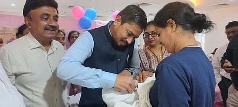 ನವಜಾತ ಶಿಶುವಿಗೆ ಪೋಲಿಯೋ ಹನಿ ಹಾಕುವ ಮೂಲಕ ಉಡುಪಿಯಲ್ಲಿ ಲಸಿಕಾ ಅಭಿಯಾನಕ್ಕೆ ಅಬೀದ್​ ಗದ್ಯಾಳ ಚಾಲನೆ ನೀಡಿದರು. ಡಾ. ಬಸವರಾಜ್​ ಹುಬ್ಬಳ್ಳಿ, ಡಾ. ಜ್ಯೋತ್ಸ್ನಾ ಬಿ.ಕೆ., ಅನುರಾಧಾ ಇತರರಿದ್ದರು.