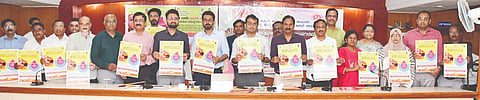 ಕಲಬುರಗಿಯಲ್ಲಿ ಮಂಗಳವಾರ ಕರೆದಿದ್ದ ರಾಷ್ಟ್ರೀಯ ಪಲ್ಸ್​ ಪೋಲಿಯೋ ಕಾರ್ಯಕ್ರಮದ ಟಾಸ್ಕ್​ ಪೋರ್ಸ್​ ಸಮಿತಿ ಸಭೆಯಲ್ಲಿ ಡಿಸಿ ಮೊಹ್ಮದ್​ ಇಕ್ರಮುಲ್ಲಾ ಷರೀಫ್​ ಪೋಸ್ಟರ್​ ಬಿಡುಗಡೆ ಮಾಡಿದರು. ರಾಹುಲ್​ ಸಂಕನೂರ, ಅವಿನಾಶ ಶಿಂಧೆ, ಡಾ.ಶರಣಬಸಪ್ಪ ಕ್ಯಾತನಾಳ, ರೂಕಿಯ್ಯ ಅಸನಾ ರಬ್​, ಡಾ.ಸಿದ್ದು ಪಾಟೀಲ್​, ಶಂಕ್ರಮ್ಮ ಡವಳಗಿ, ರಾಜಕುಮಾರ ರಾಠೋಡ್​ ಇತರರಿದ್ದರು.