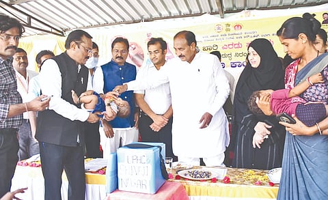 ಕಲಬುರಗಿಯಲ್ಲಿ ಭಾನುವಾರ ಆಯೋಜಿಸಿದ್ದ ರಾಷ್ಟ್ರಿಯ ಪಲ್ಸ್​ ಪೋಲಿಯೋ ಅಭಿಯಾನಕ್ಕೆ ಮಗುವೊಂದಕ್ಕೆ ಲಸಿಕೆ ಹಾಕುವ ಮೂಲಕ ಶಾಸಕ ಅಲ್ಲಮಪ್ರಭು ಪಾಟೀಲ್​ ಚಾಲನೆ ನೀಡಿದರು. ಶಾಸಕಿ ಕನೀಜ್​ ಫಾತಿಮಾ, ಜಿಪಂ ಸಿಇಒ ರಾಹುಲ್​ ಸಂಕನೂರ, ಡಿಎಚ್​ಒ ಡಾ.ಶರಣಬಸಪ್ಪ ಕ್ಯಾತನಾಳ, ಪ್ರಮುಖರಾದ ಡಾ.ಸಿದ್ದು ಪಾಟೀಲ್​, ಡಾ.ಶಂಕ್ರಪ್ಪ ಮೈಲಾರಿ, ಡಾ.ಶರಣಬಸಪ್ಪ ಗಣಜಲಖೇಡ, ಡಾ.ಅನಿಲಕುಮಾರ ತಾಳಿಕೋಟಿ ಇತರರಿದ್ದರು.