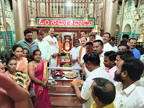 BJP ಪ್ರಧಾನಿ ನರೇಂದ್ರ ಮೋದಿ ನೇತೃತ್ವದ ಸರ್ಕಾರ 12 ವರ್ಷ ಪೂರೈಸಿದ ಹಿನ್ನೆಲೆಯಲ್ಲಿ ಬಿಜೆಪಿ ಕಾರ್ಯಕರ್ತರು ಹುಬ್ಬಳ್ಳಿಯ ಮೂರುಸಾವಿರ ಮಠದಲ್ಲಿ ಪೂಜೆ ಸಲ್ಲಿಸಿದರು. 