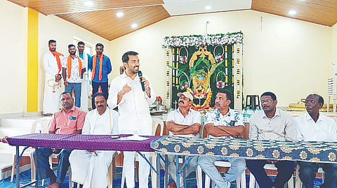  ವಿಶ್ವಕರ್ಮ ಜಯಂತಿ ಅಂಗವಾಗಿ ಕೊಡ್ಲಿಪೇಟೆಯಲ್ಲಿ ವಿಶ್ವಕರ್ಮ ಸಮಾಜ ಸ್ಥಳೀಯ ಚೌಡೇಶ್ವರಿ ಸಮುದಾಯ ಭವನದಲ್ಲಿ ಗುರುವಾರ ಆಯೋಜಿಸಿದ್ದ ಕಾರ್ಯಕ್ರಮದಲ್ಲಿ ಶಾಸಕ ಮಂತರ್ ಗೌಡ ಮಾತನಾಡಿದರು.  ಕೆ.ಆರ್.ಚಂದ್ರಶೇಖರ್,  ಕೆ.ಎ.ನಾಗೇಶ್, ಸುಬ್ರಹ್ಮಣ್ಯಾಚಾರ್, ಜನಾರ್ದನ್ ಇತರರಿದ್ದರು.