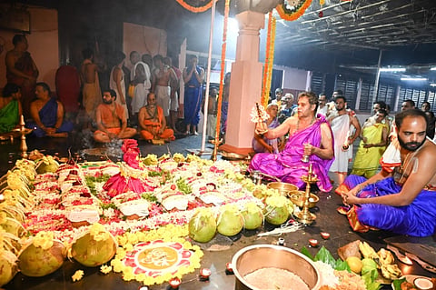 ಉಡುಪಿಯ ಮಹತೋಭಾರ ಶ್ರೀ ಅನಂತೇಶ್ವರ ಮತ್ತು ಶ್ರೀ ಚಂದ್ರಮೌಳೀಶ್ವರ ದೇವಸ್ಥಾನದಲ್ಲಿ ನಡೆದ ರಾಶಿ ಪೂಜೆ ಕಾರ್ಯಕ್ರಮ ಸುಗುಣೇಂದ್ರ ಶ್ರೀಗಳ ಸಾನ್ನಿಧ್ಯದಲ್ಲಿ ಸಂಪನ್ನಗೊಂಡಿತು. ಶುಶ್ರೀಂದ್ರ ಶ್ರೀ ಹಾಗೂ ಇತರರು ಇದ್ದರು.