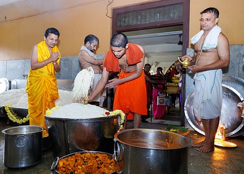 ಉಡುಪಿ ಶ್ರೀಕೃಷ್ಣ ಮಠದ ಭೋಜನ ಪಾಕಶಾಲೆಯಲ್ಲಿ ವೇದವರ್ಧನ ತೀರ್ಥ ಶ್ರೀಪಾದರು ಪಲ್ಲಪೂಜೆ ನೆರವೇರಿಸಿದರು.