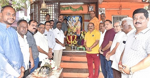 ತುಮಕೂರಿನ ಎಸ್​ಎಸ್​ಪುರಂ ಉಮಾಮಹೇಶ್ವರ ದೇವಸ್ಥಾನದಲ್ಲಿ ಬಿಎಸ್​ವೈ ಹುಟ್ಟುಹಬ್ಬದ ಅಂಗವಾಗಿ  ಹಿರಿಯ ಬಿಜೆಪಿ ಕಾರ್ಯಕರ್ತರ ವೇದಿಕೆ ವತಿಯಿಂದ ವಿಶೇಷ ಪೂಜೆ ನೆರವೇರಿಸಲಾಯಿತು. ಜಿ.ಬಿ.ಜ್ಯೋತಿಗಣೇಶ್​, ಪಿ. ಸದಾಶಿವಯ್ಯ, ಆರ್​.ಜಿ.ಸುರೇಶ್​, ಎನ್​.ಆರ್​. ಸ್ವಾಮಿ, ನಂಜುಂಡಯ್ಯ, ಚಂದ್ರಶೇಖರ್​, ವಿನಯ್​ ಜೈನ್​, ಲೋಕೇಶ್​ ಹೊನ್ನುಡಿಕೆ, ರಾಜಾರಾಮ್​ ಮೆಡಿಕಲ್​ ಮತ್ತಿತರರು ಇದ್ದರು.