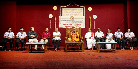 ಉಡುಪಿಯ ಪೂರ್ಣಪ್ರಜ್ಞ ಸಂಧ್ಯಾ ಕಾಲೇಜಿನಲ್ಲಿ ವಿದ್ಯಾರ್ಥಿ ಸಂಘ ಉದ್ಘಾಟಿಸಿದ ವಿಶ್ವಪ್ರಿಯ ತೀರ್ಥರು ಆಶೀರ್ವಚನ ನೀಡಿದರು. ಟಿ.ಪ್ರಶಾಂತ್​ ಹೊಳ್ಳ, ಡಾ. ಅಮೃತೇಶ ಆಚಾರ್ಯ, ಡಾ. ಚಂದ್ರಕಾಂತ್​ ಭಟ್​, ಡಾ.ರಾಘವೇಂದ್ರ ಎಲ್​., ಡಾ. ಪ್ರಜ್ಞಾ ಮಾರ್ಪಳ್ಳಿ, ವಿನಾಯಕ್​ ಪೈ.ಬಿ. ವಿಶ್ವಾಸ್​ ಕಾರ್ವಾಲೋ, ದೇವರಾಜ್​ ಪುತ್ರನ್​, ಪ್ರೀತಮ್​ ಶೆಟ್ಟಿ, ಮೇಘಾ ಪದ್ಮಶಾಲಿ ಉಪಸ್ಥಿತರಿದ್ದರು.
