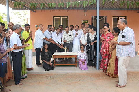 ಉಡುಪಿಯ ವಿದ್ಯಾಪೋಷಕ್​ ವಿದ್ಯಾರ್ಥಿನಿ ಸಿಂಚನಾ ನಾಯ್ಕ್​ ಅವರಿಗೆ ನಿರ್ಮಿಸಿಕೊಟ್ಟ ಮನೆಯನ್ನು ಚಂದ್ರಶೇಖರ್​ ಶೆಟ್ಟಿ ಉದ್ಘಾಟಿಸಿದರು. ಯೋಗಿಶ್ಚಂದ್ರಧರ್​, ಎಂ. ಗೋಪಾಲ್​ ಭಟ್​, ಪಾಂಡುರಂಗ ಆಚಾರ್​, ಹರಿಪ್ರಸಾದ್​ ಶೆಟ್ಟಿ, ಯು. ವಿಶ್ವನಾಥ್​ ಶೆಣೈ, ಎಂ.ಗಂಗಾಧರ ರಾವ್​, ಶ್ರೀಲಕ್ಷ್ಮೀ ಜಿ. ಭಟ್​, ಸುರೇಖಾ ಪಿ. ಆಚಾರ್ಯ, ಪದ್ಮಿನಿ ಹರಿಪ್ರಸಾದ್​ ಶೆಟ್ಟಿ, ಶಿಲ್ಪಾ ಶಶಿಧರ್​, ಭುವನಪ್ರಸಾದ್​ ಹೆಗ್ಡೆ, ಮುರಳಿ ಕಡೆಕಾರ್​ ಇತರರಿದ್ದರು.