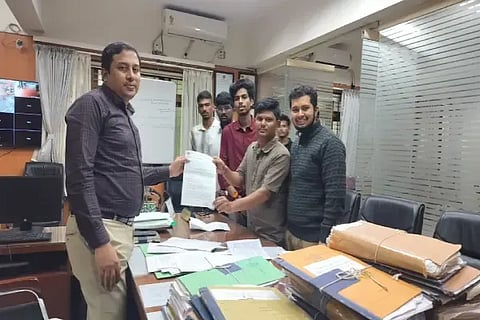 ಸಹ್ಯಾದ್ರಿ ಕಲಾ ಮತ್ತು ವಿಜ್ಞಾನ ಕಾಲೇಜುಗಳಲ್ಲಿ ಸ್ನಾತಕೋತ್ತರ ಪದವಿ ಪ್ರವೇಶಾತಿ ಮುಂದುವರಿಸುವಂತೆ ಒತ್ತಾಯಿಸಿ ಎಬಿವಿಪಿ ಪದಾಧಿಕಾರಿಗಳು ಕುವೆಂಪು ವಿವಿ ಪ್ರಭಾರ ಕುಲಸಚಿವ ಎನ್.ಹೇಮಂತ್ ಅವರಿಗೆ ಮನವಿ ಸಲ್ಲಿಸಿದರು. ರವಿ ಇರೋಜಿ, ಆದಿತ್ಯ ಶೆಟ್ಟಿ, ನಂದನ್, ವಿನಯ್ ಹಿರೇಮಳಲಿ ಇದ್ದರು.