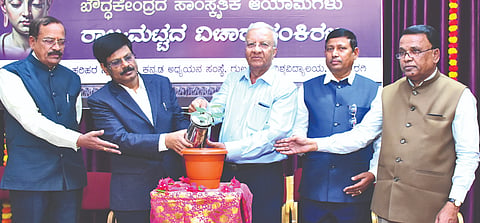 ಗುಲ್ಬರ್ಗ ವಿವಿ ಹರಿಹರ ಸಭಾಂಗಣದಲ್ಲಿ ಸನ್ನತಿ (ಕನಗನಹಳ್ಳಿ) ಬೌದ್ಧ ಕೇಂದ್ರದ ಸಾಂಸತಿಕ ಆಯಾಮ ಕುರಿತು ಸೋಮವಾರ ಆಯೋಜಿಸಿದ್ದ ರಾಜ್ಯ ಮಟ್ಟದ ವಿಚಾರ ಸಂಕಿರಣಕ್ಕೆ ಹಿರಿಯ ಪುರಾತತ್ವ ಶಾಸ ಡಾ.ಎಂ.ಎಸ್​.ಕೃಷ್ಣಮೂರ್ತಿ ಸಸಿಗೆ ನೀರೆರೆಯುವ ಮೂಲಕ ಚಾಲನೆ ನೀಡಿದರು. ಪ್ರೊ.ಶಶಿಕಾಂತ್​ ಉಡಿಕೇರಿ, ಪ್ರೊ.ಮಲ್ಲೇಪುರಂ ವೆಂಕಟೇಶ್​, ಪ್ರೊ.ಬಸವರಾಜ ಸಣ್ಣಕ್ಕಿ, ಪ್ರೊ.ಎಚ್​.ಟಿ. ಪೋತೆ ಇದ್ದರು. 