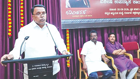 ಗುಲ್ಬರ್ಗ ವಿವಿ ಕನ್ನಡ ಅಧ್ಯಯನ ವಿಭಾಗದಲ್ಲಿ ಇತ್ತೀಚೆಗೆ ಏರ್ಪಡಿಸಿದ್ದ ಶಾಂತರಸರ ನೆನಪು ವಿಶೇಷ ಉಪನ್ಯಾಸ ಕಾರ್ಯಕ್ರಮದಲ್ಲಿ  ಪ್ರೊ.ಎಚ್​.ಟಿ.ಪೋತೆ ಮಾತನಾಡಿದರು. ಮಹಿಪಾಲರಡ್ಡಿ ಮುನ್ನೂರ, ಡಾ.ಪರಶುರಾಮ ಇದ್ದರು.