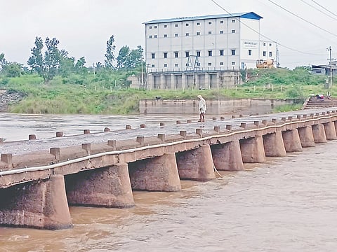 Power problem ವರದಾ ನದಿಯಲ್ಲಿ ನೀರು ಹರಿಯುತ್ತಿರುವುದು ಹಾಗೂ ಪಕ್ಕದಲ್ಲಿರುವ ಬಾಳಂಬೀಡ ಏತ ನೀರಾವರಿ ಯೋಜನೆ ಪಂಪ್​ಹೌಸ್.